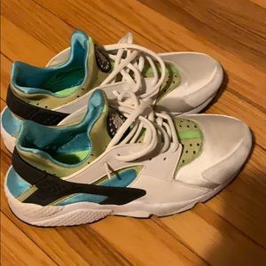 WOMENS HUARACHE  SNEAKER SIZE 10
